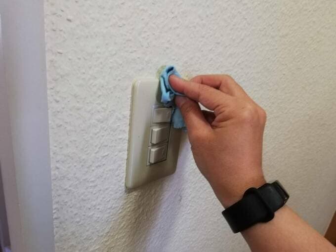 スイッチまわりを拭く