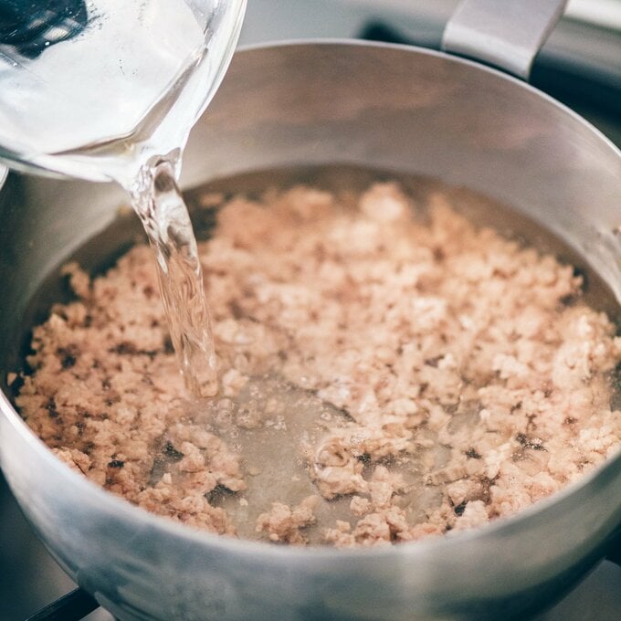 ひき肉をいためる