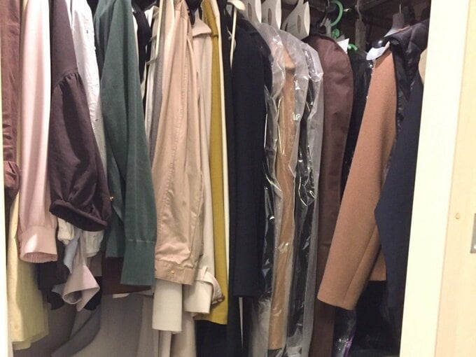 以前のクローゼット。整理途中の写真で、さらに多くの服を所有していました