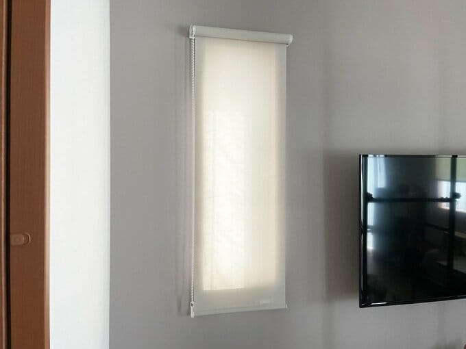 リビングのテレビ横に設置した縦長の窓