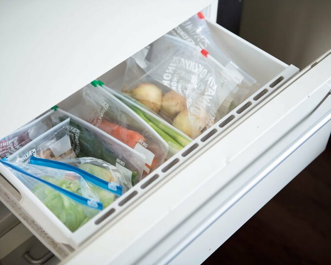 冷蔵庫の中にジップロックに入れた野菜