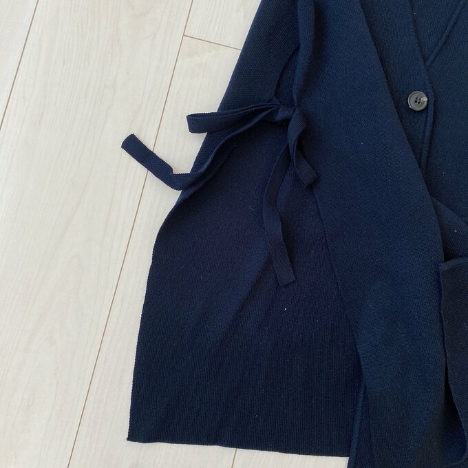 サイドには深くスリット