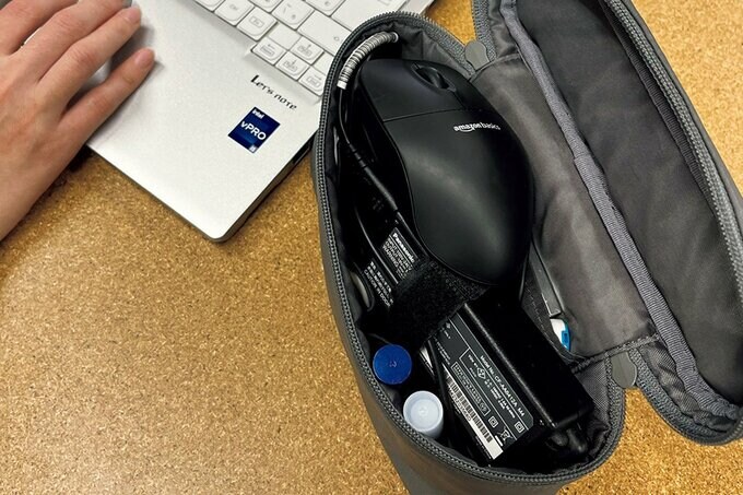 マウスなどが入った「ナイロン　手付ポーチ　薄型」