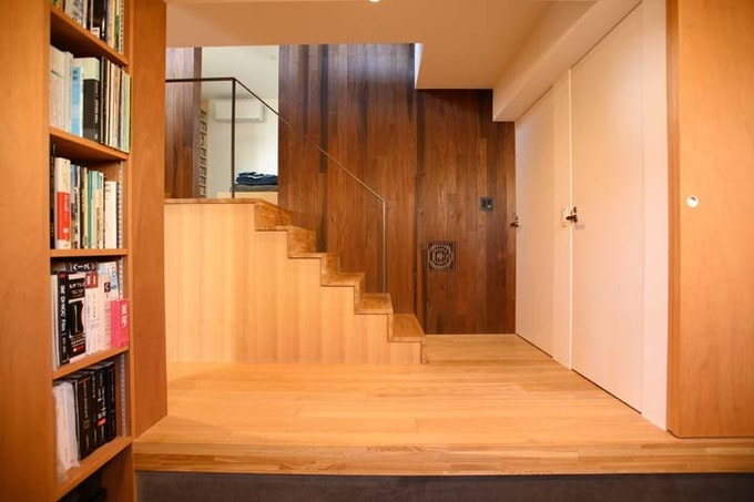 濃い木目で落ち着いた雰囲気の玄関ホール