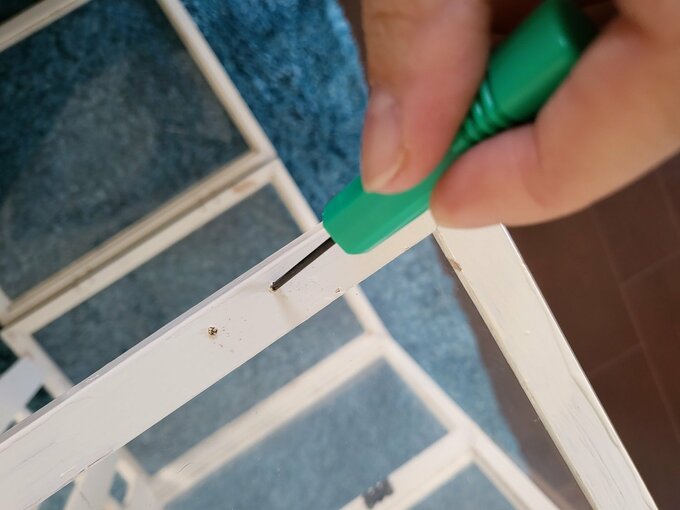 左右のフレームに丁番用の穴をあけ、クギでスノコに取りつける