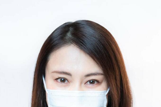 前髪が整ったマスクの女性
