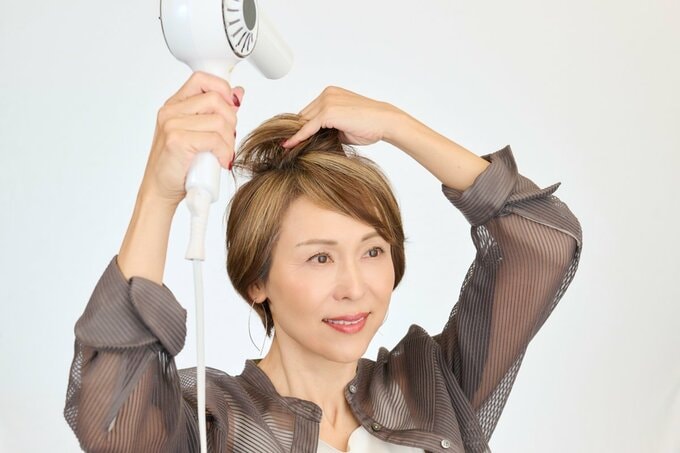 トップを立ち上げている女性