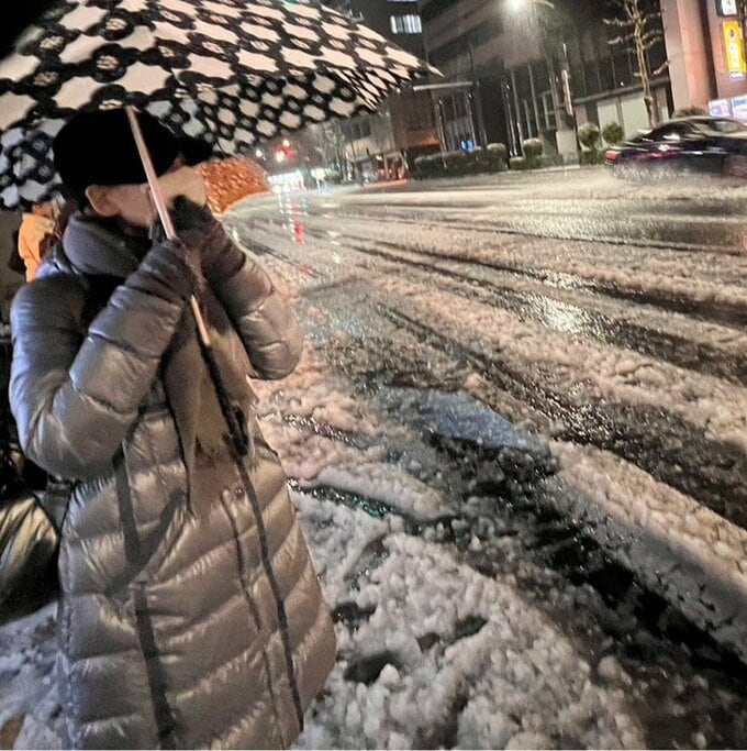 雪道に立つ女性
