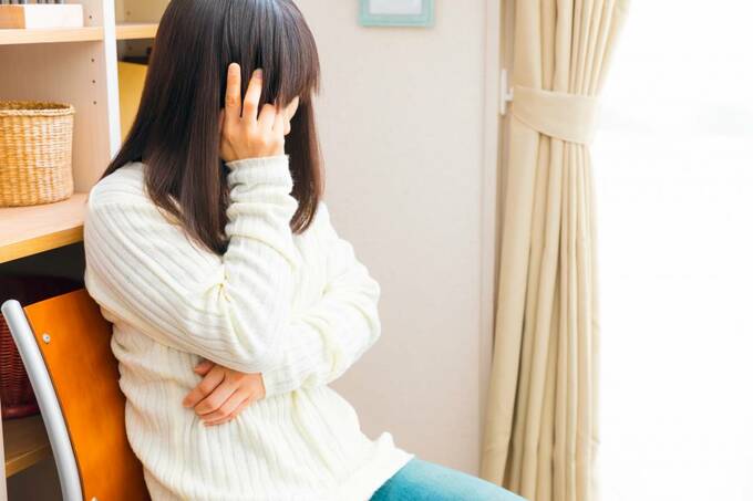 頭を抱える女性