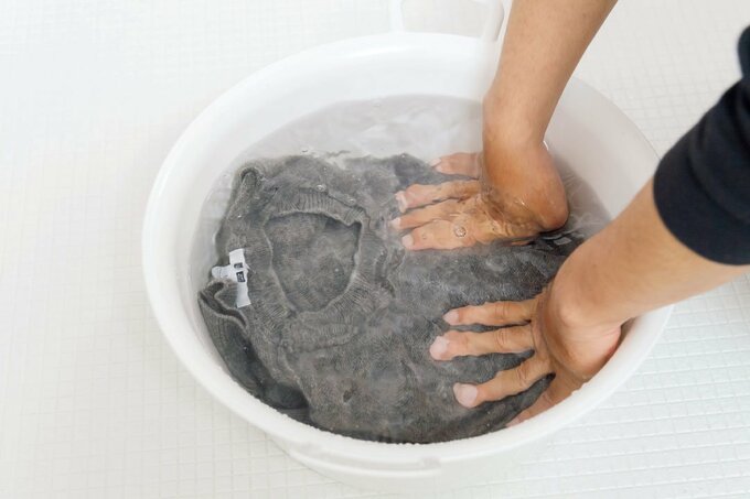 ボウルの中の衣類を押す様子