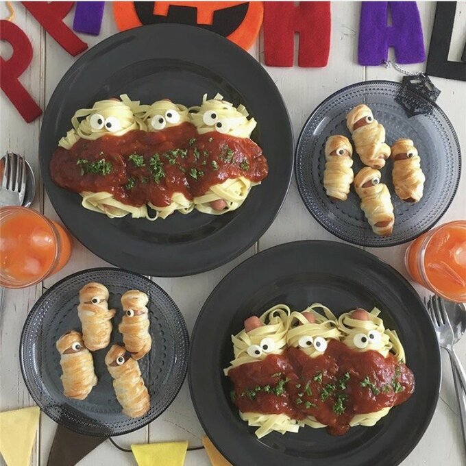 ソーセージをパスタで巻いたミートソースパスタとソーセージパイ