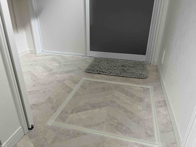 脱衣所の真ん中に設置した床下点検口