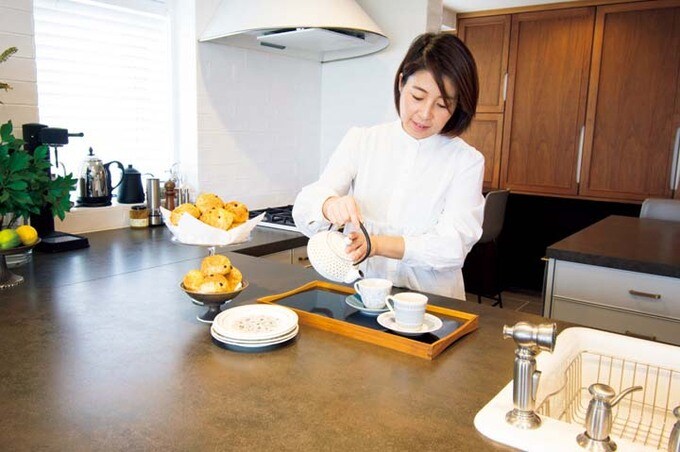 キッチンでお茶の支度をする妻