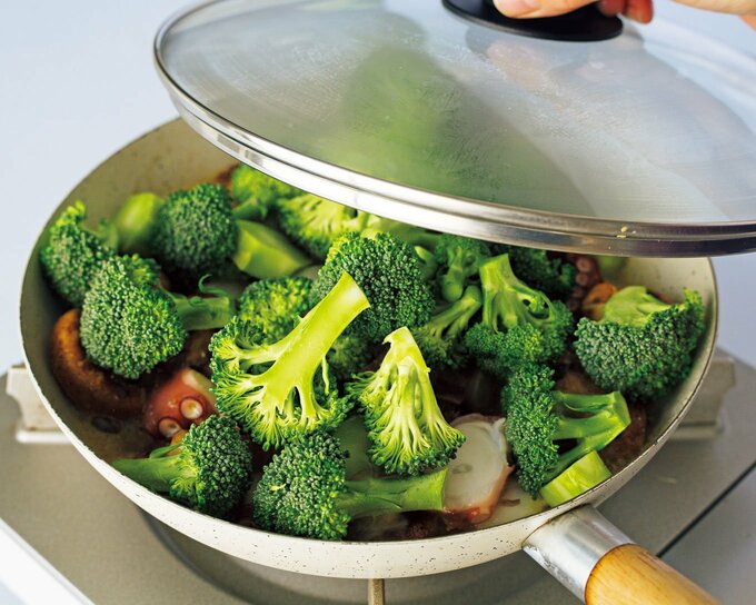 お鍋にブロッコリー