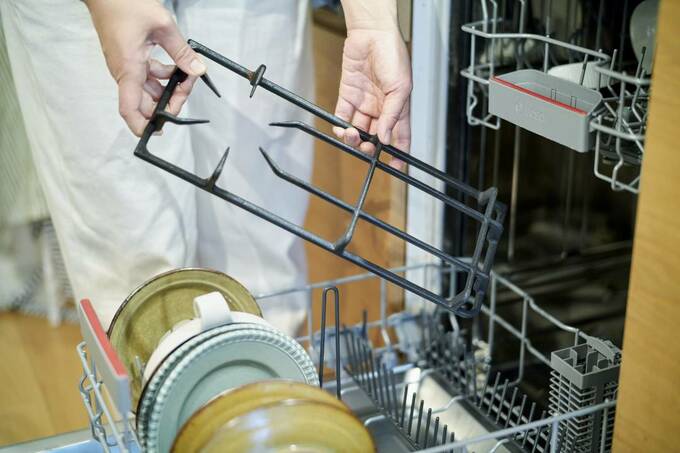 五徳を持つ様子