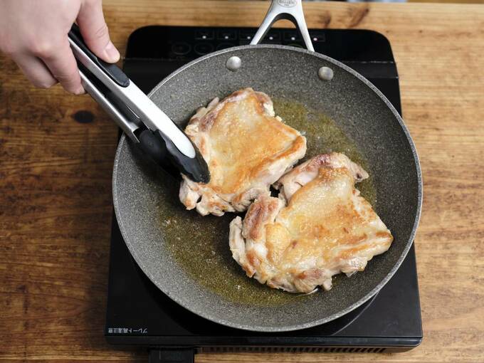 油をひいて鶏肉を皮目からパリッと焼く