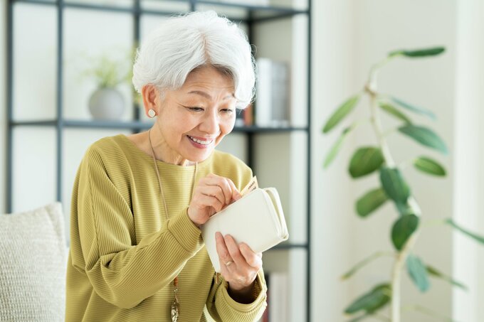 財布を見る女性