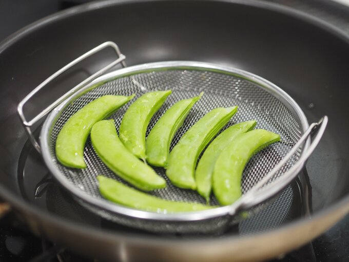 スナップエンドウを茹でる