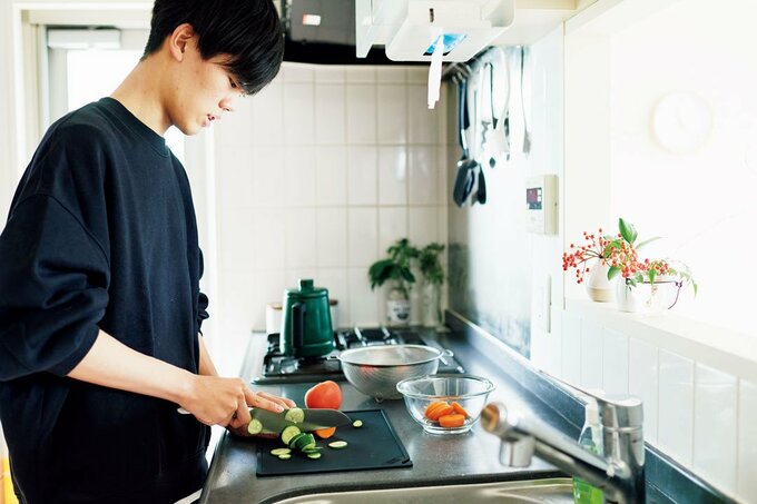 野菜をカットする男性