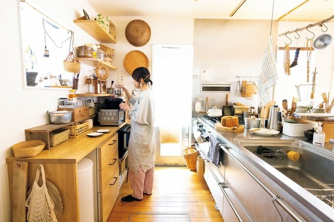 キッチンに立つmuuさん