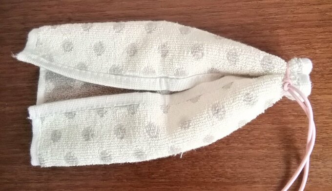 ハンカチの端をゴムでしばる