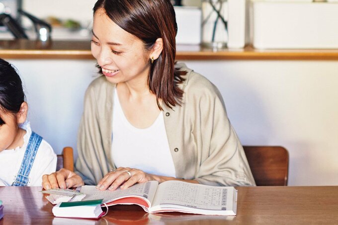 勉強を教えてるお母さん