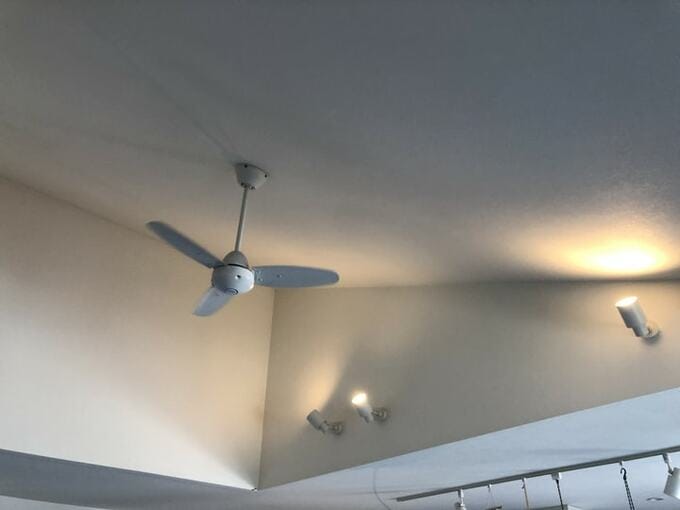 天井を勾配天井にして部屋を少し広く見せる工夫をする