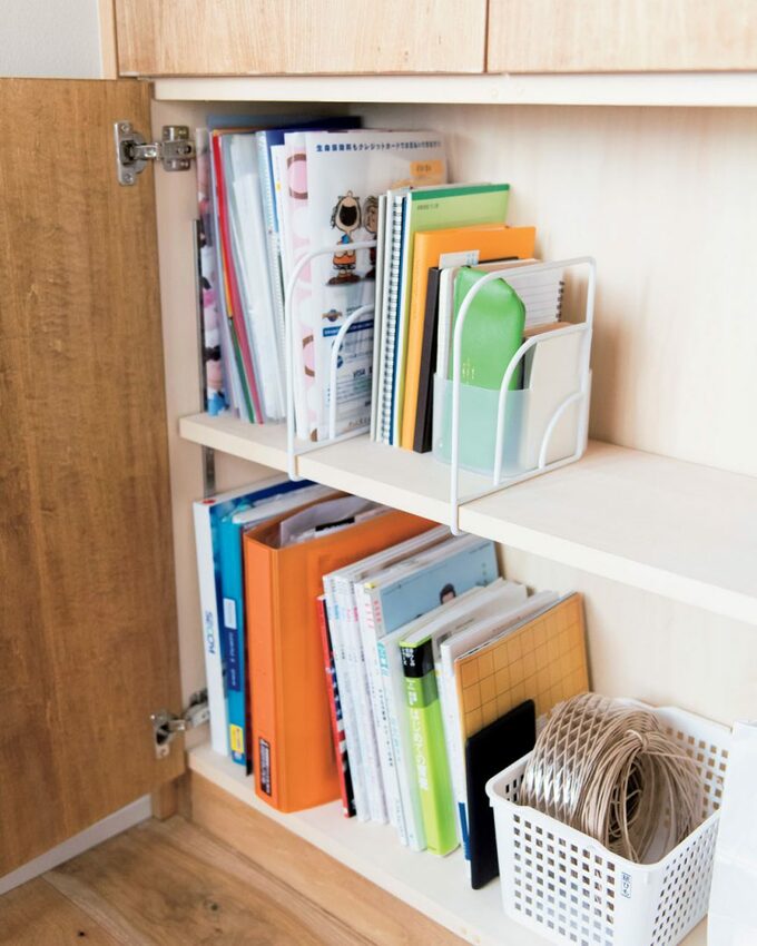 本や説明書などの書類はまとめて下段左側に