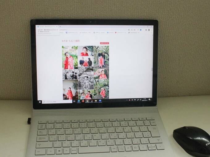 パソコンに着物を着た女の子の写真