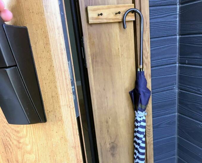 傘たてのあるドアを開ける