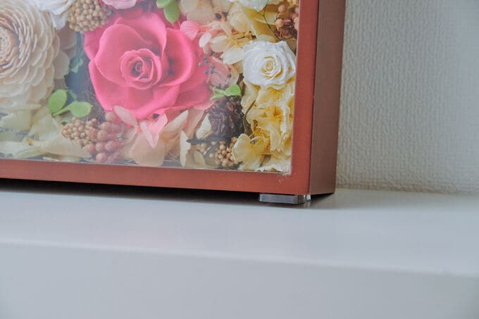 よく見ると右下に敷かれている耐震ジェルは、サイズや色も豊富。インテリアに合わせてチョイスを