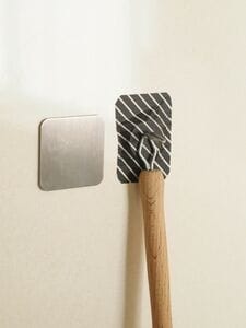 ゴム製のボトルブラシもマグネット収納に！