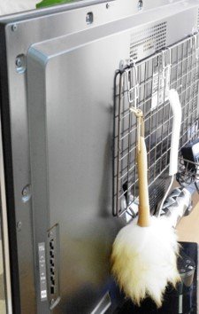 テレビの裏にハンディモップなど