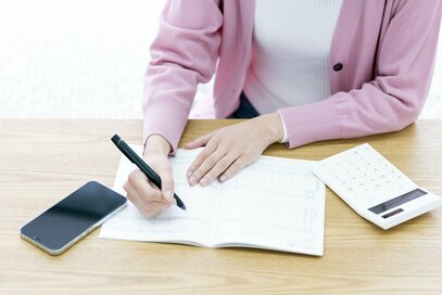 家計簿をつけるなら「手書き」と「アプリ」どっちがおトク？貯まりやすさで比較