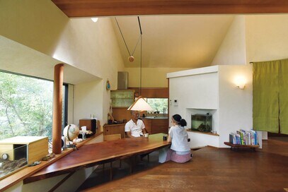 どの窓も風景画みたい。崖の上に建つ、アウトドア気分満載の家