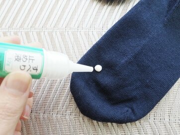 ダイソーの知られざる名品「すべり止め液」。いつもの靴下が“グリップつき”にグレードアップ！