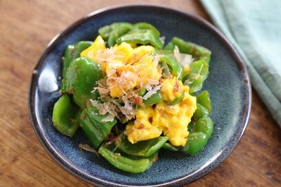 ピーマンの簡単レシピ。ふんわり卵と一緒に食感を楽しむパパッと副菜