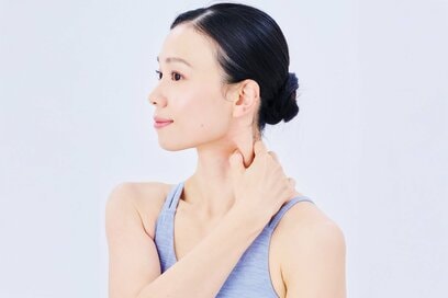 1分でOK！無理なく続く「胸鎖乳突筋ほぐし」で小顔に。“揺らす”ことで体の不調もリセット