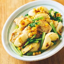 鶏肉とカブで箸が止まらない。何度もつくりたくなるヘルシーなガーリックチーズ炒め