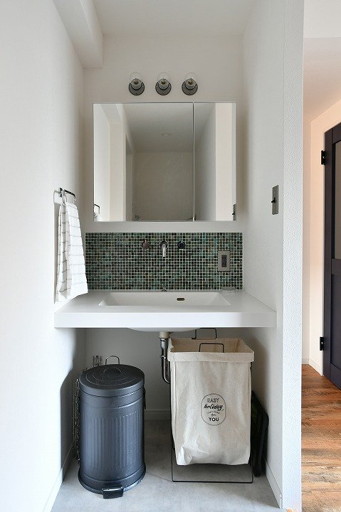 下部にスペースを取った洗面台