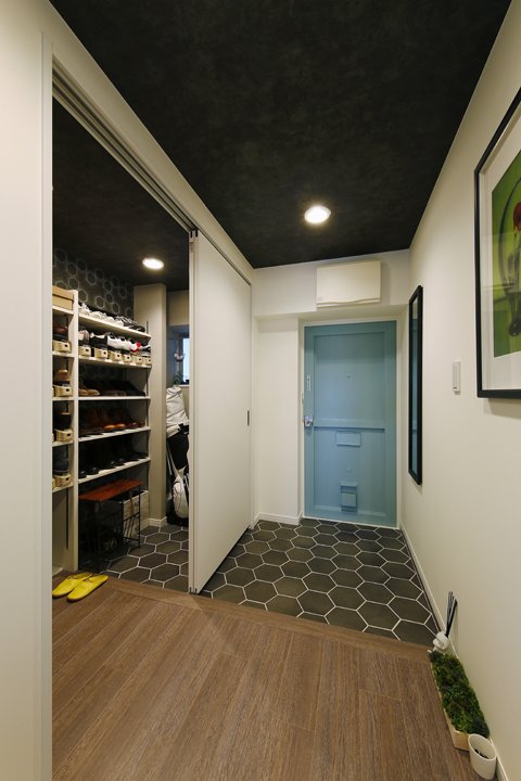 引き戸で目隠しも可能な玄関土間