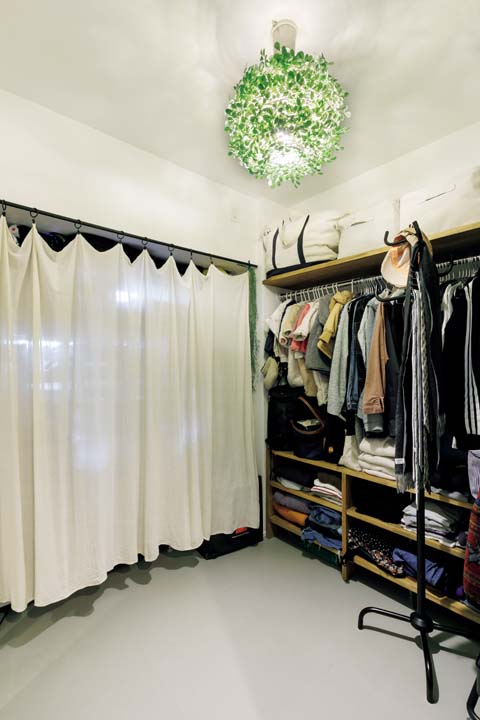 西側の個室を丸ごと利用したウォークインクロゼット