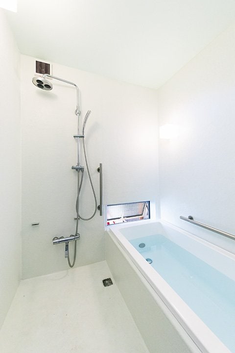 子どもと入浴していても同時に使える2つのシャワーを設置した浴室