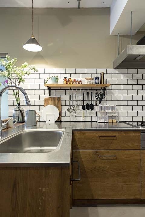 木とステンレスを組み合わせたキッチン