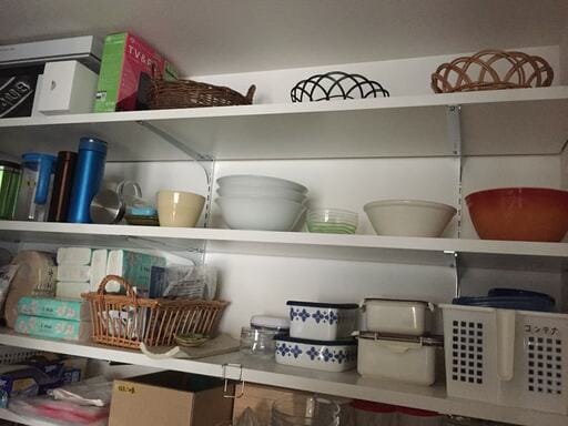 パントリー内部の可動式の棚