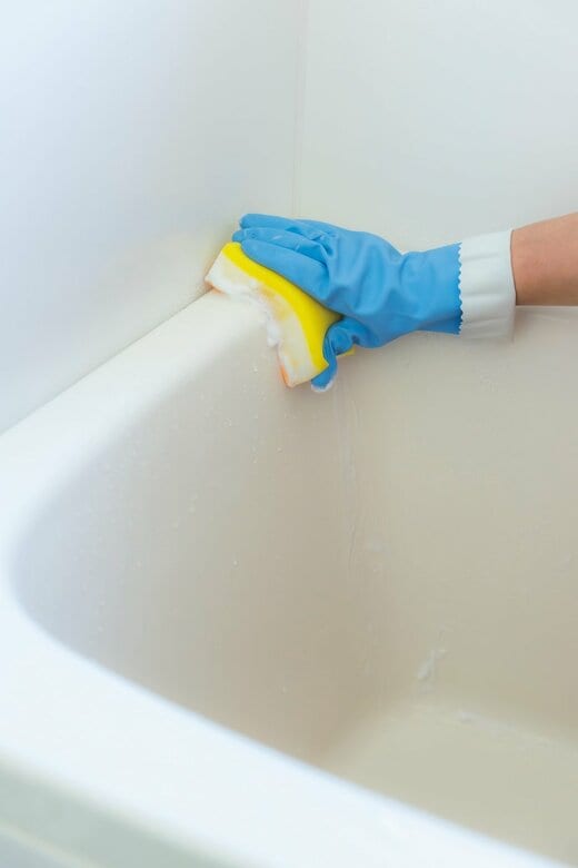 スポンジで掃除する手元