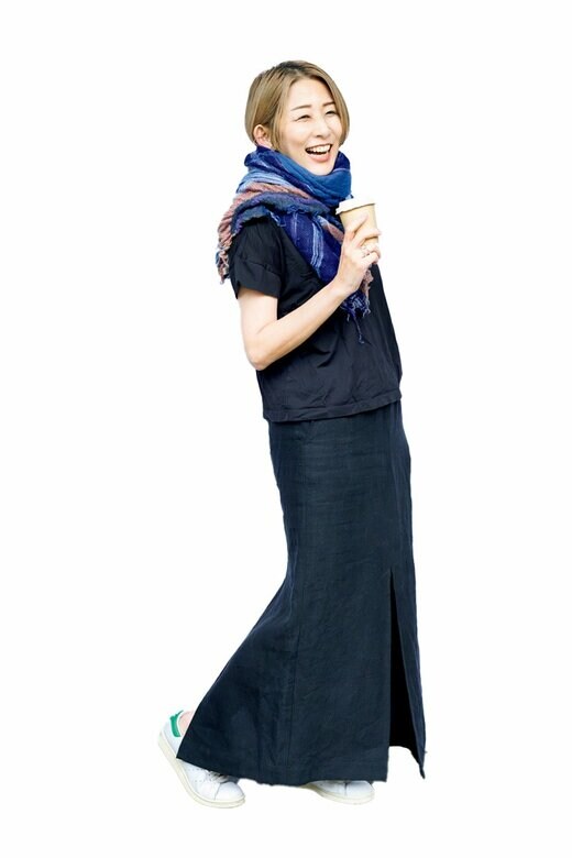 カップを持って笑うひうらさとるさん