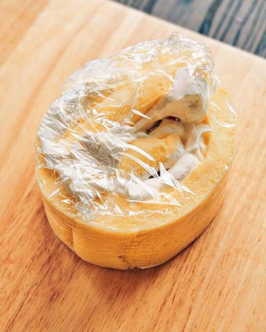 円形に整えたスポンジケーキ