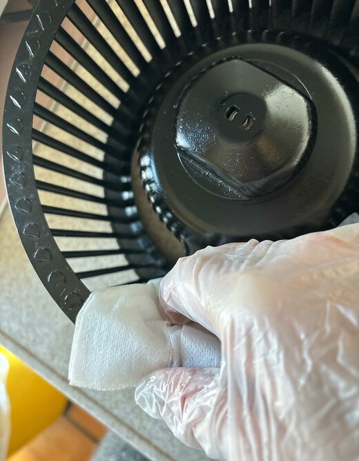 写真：換気扇を拭く１