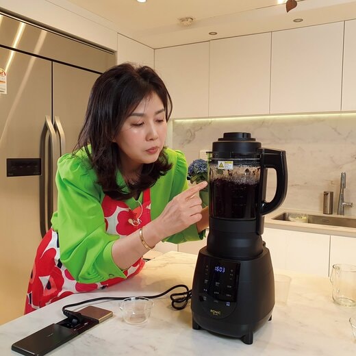 黒豆豆乳をつくるキム・ソヒョンさん